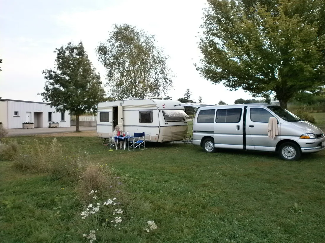 camping-municipal-du-lac-villegusien-le-lac-wriou