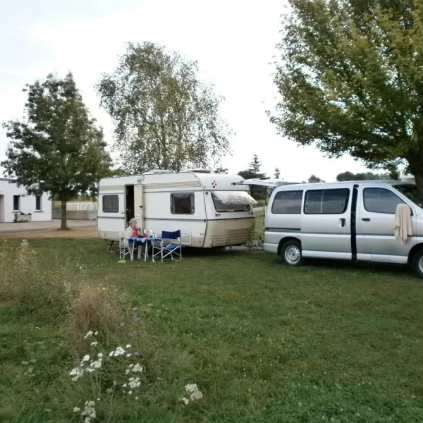 camping-municipal-du-lac-villegusien-le-lac-wriou