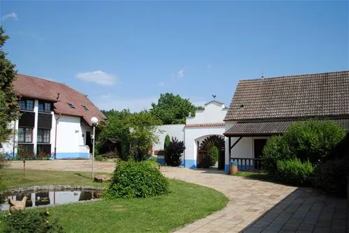 novy-dvur-tyn-nad-vltavou-7u2rb