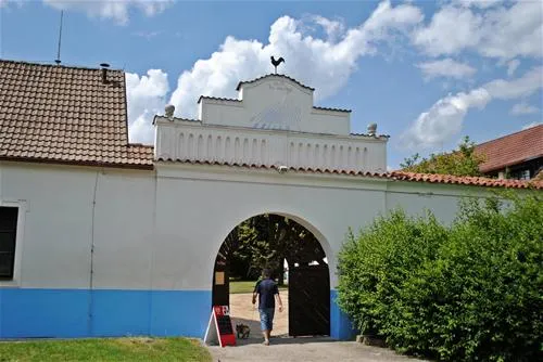 novy-dvur-tyn-nad-vltavou-qutch