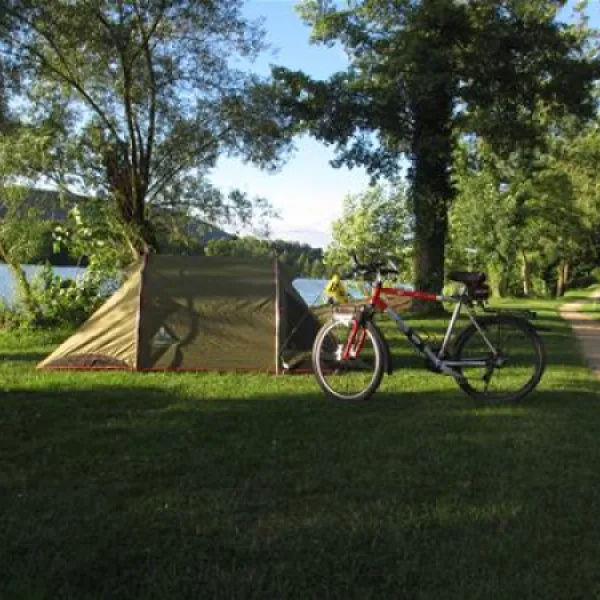 Camping und Schwimmbad am Rhein