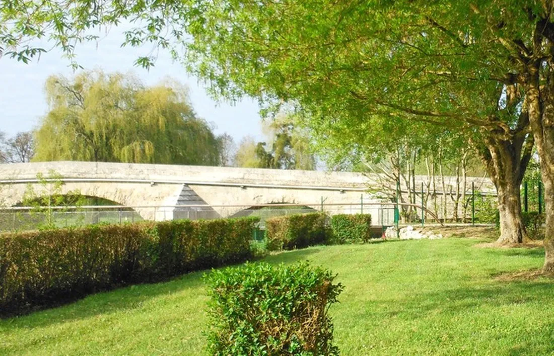 camping-municipal-des-patis-nazelles-negron-yh4tg