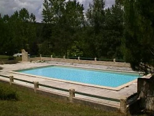 le-verdoyant-thenon-dordogne-u9jvb
