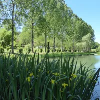 le-verdoyant-thenon-dordogne-x8w6k