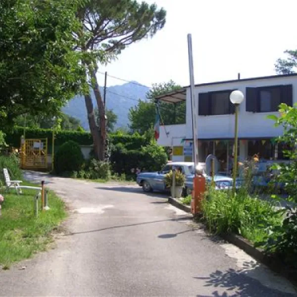 campeggio-due-laghi-isella-di-civate-qphcx