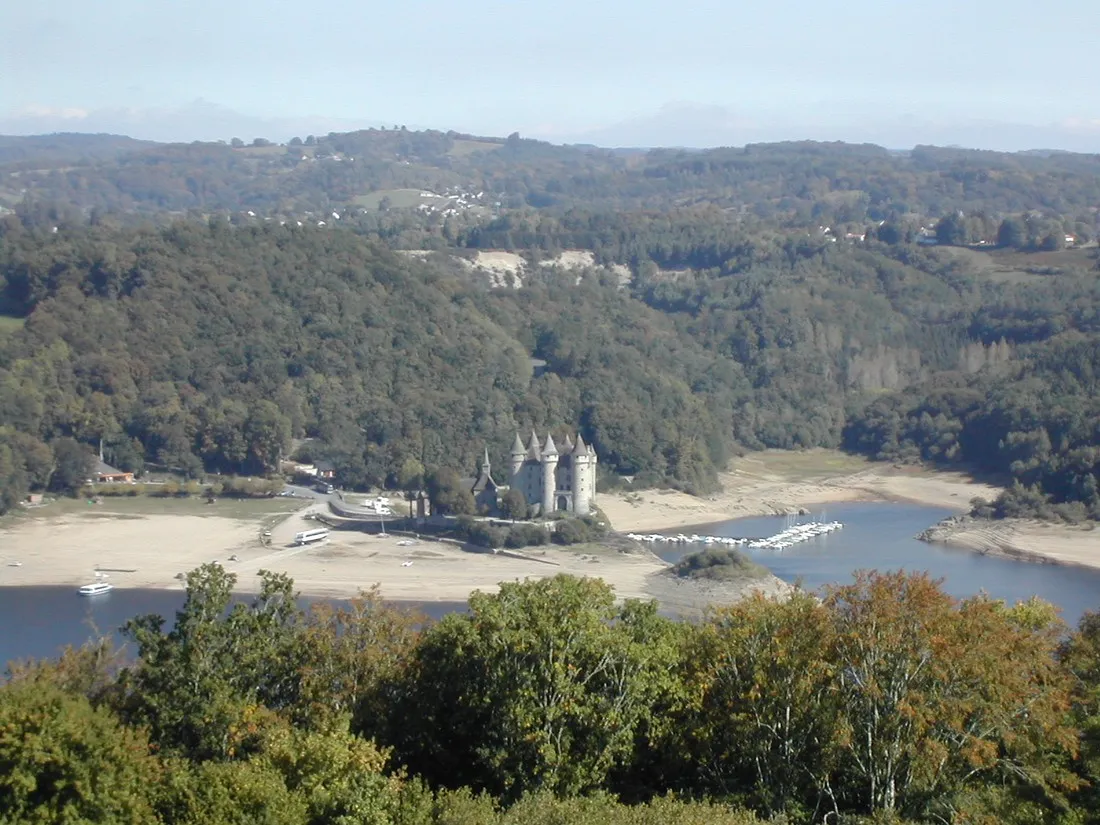 le-bois-denval-sarroux-izyvw