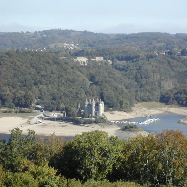 le-bois-denval-sarroux-izyvw