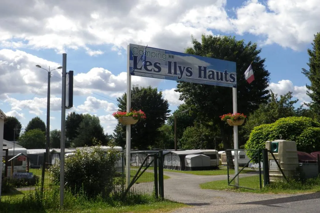 camping-les-ilys-haut-consenvoye-m8m48