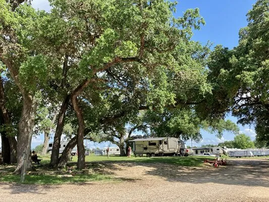 artesian-park-rv-campground-brenham-qbqp8