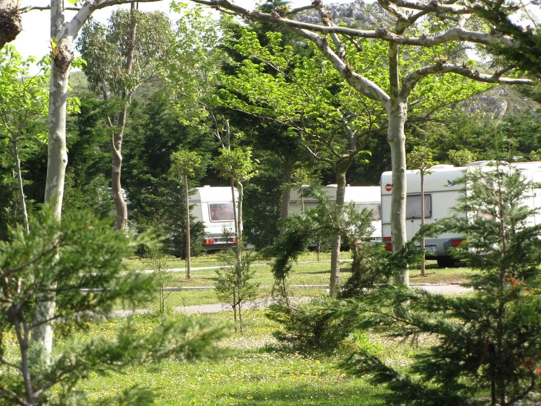 camping-playa-de-isla-arnuero-maezx