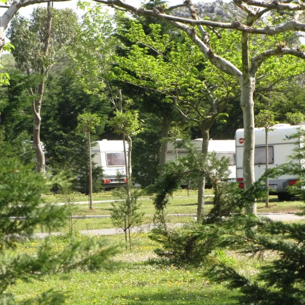 camping-playa-de-isla-arnuero-maezx