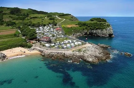 camping-playa-de-isla-arnuero-zo2ir