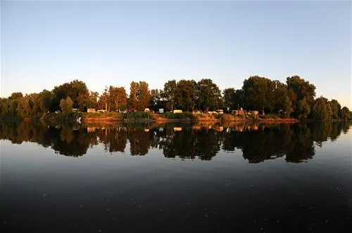 camping-land-an-der-elbe-bei-hamburg-stove-bei-drage-4y5vk