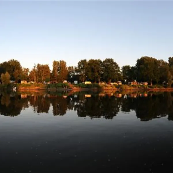 camping-land-an-der-elbe-bei-hamburg-stove-bei-drage-4y5vk