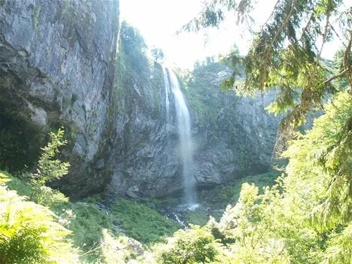 domaine-de-la-grande-cascade-le-mont-dore-huzf9