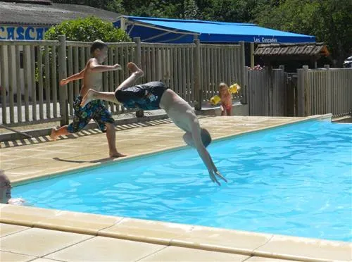 camping-les-cascades-la-roque-sur-cze-omfw1