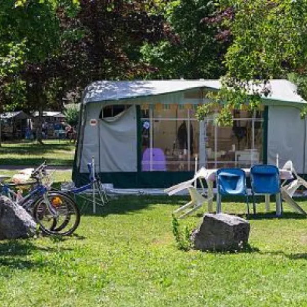 camping-domaine-de-chalain-jura-f6ckr
