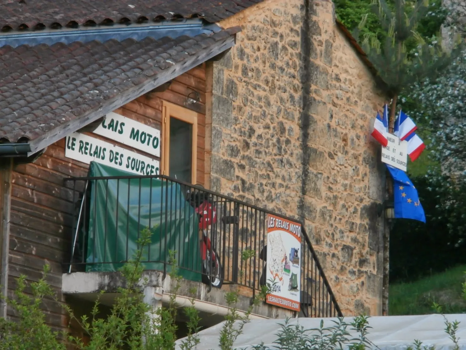 camping-le-relais-moto-des-sources-vezac-lkwg4