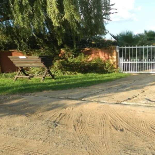 airport-en-route-travel-lodge-and-campsite-g48no