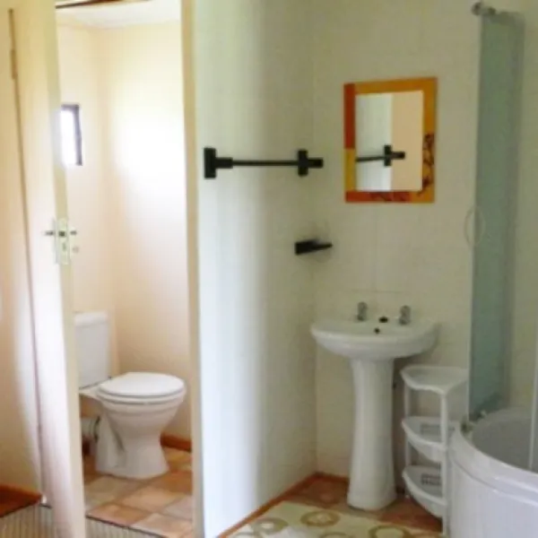 airport-en-route-travel-lodge-and-campsite-urag9