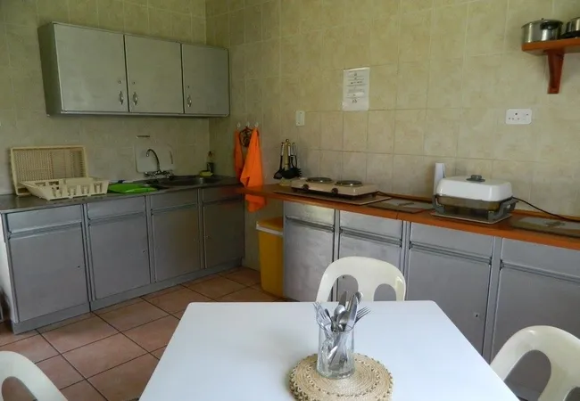 airport-en-route-travel-lodge-and-campsite-z2n85
