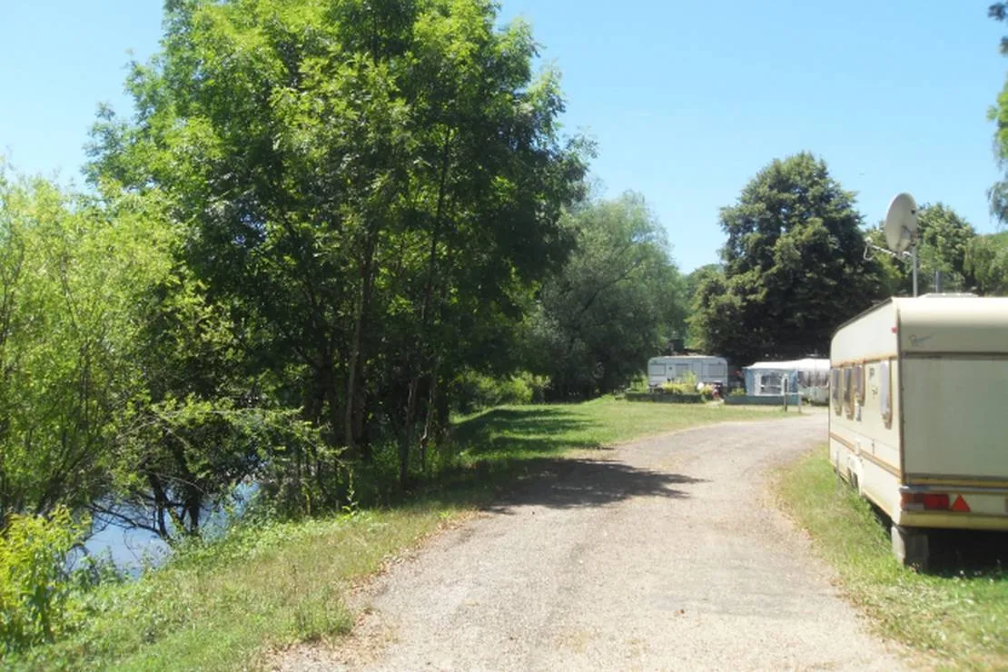 camping-aire-naturelle-municipale-montbozon-qlqvn