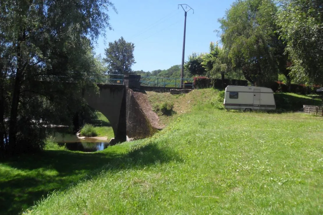 camping-aire-naturelle-municipale-montbozon-srhxw