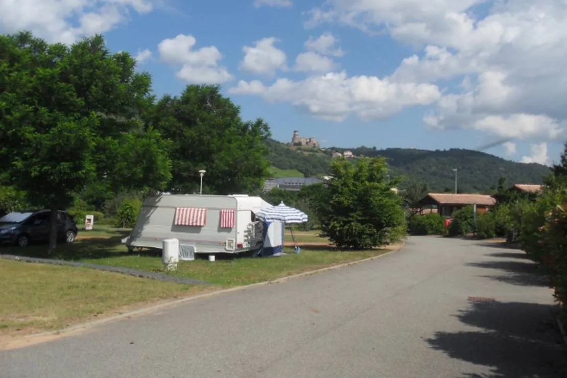 camping-volvic-pierre-et-sources-volvic-lqqmr