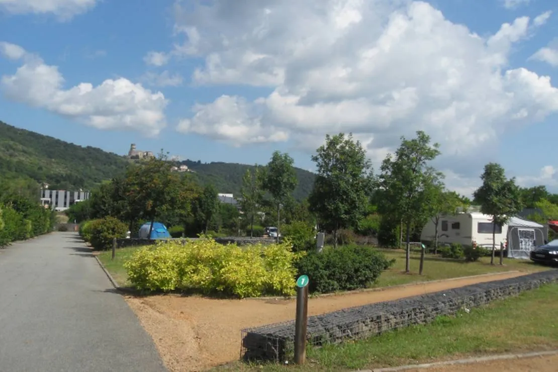 camping-volvic-pierre-et-sources-volvic-tq63s