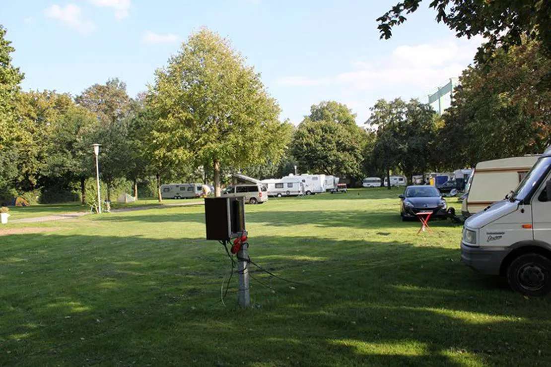 camping-stadt-koln-koln-poll-9ya1q
