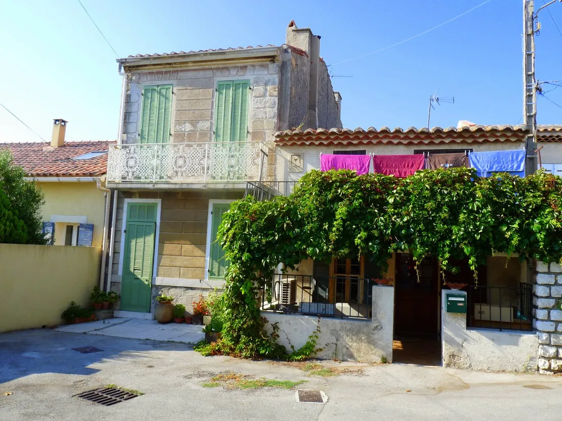 les-chalets-de-la-mer-carro-cw3n6