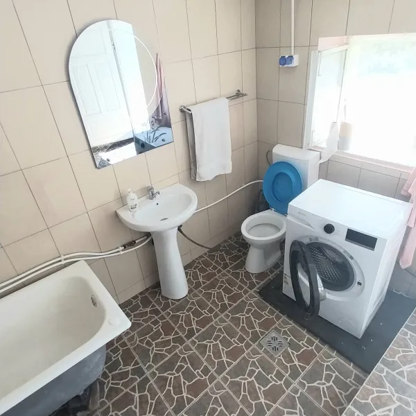 1000043121