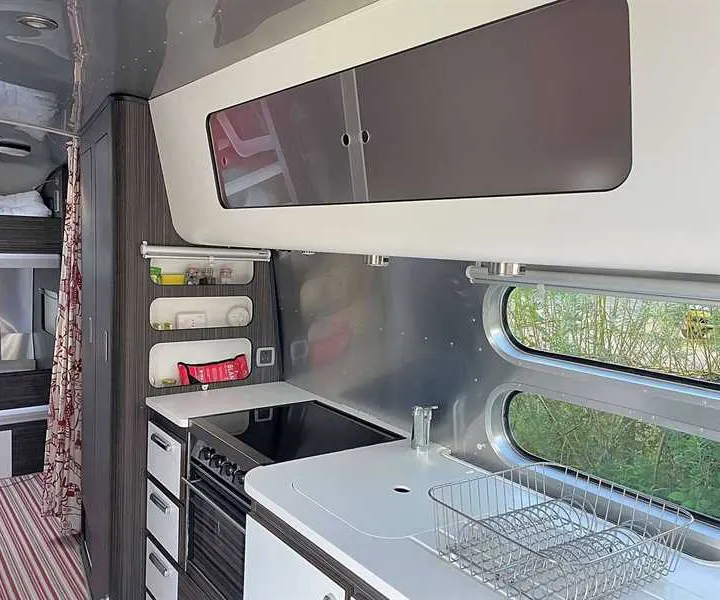 silver-airstream-glamping-chichester-1usxn