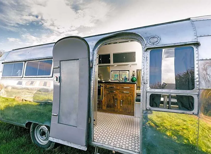 silver-airstream-glamping-chichester-efu1u