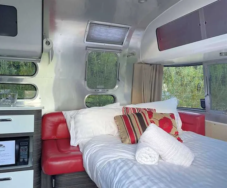silver-airstream-glamping-chichester-f1qwz