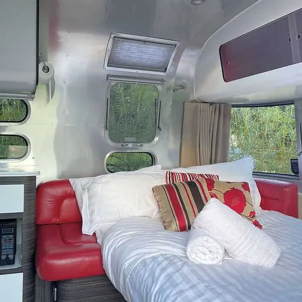 silver-airstream-glamping-chichester-f1qwz