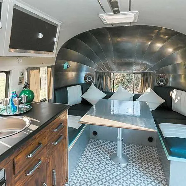silver-airstream-glamping-chichester-hkazk