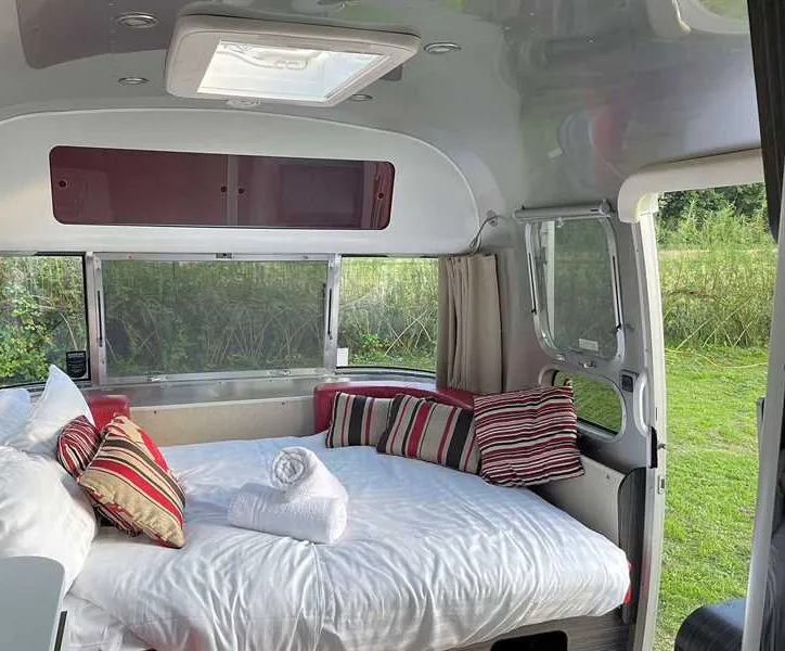 silver-airstream-glamping-chichester-t4drr
