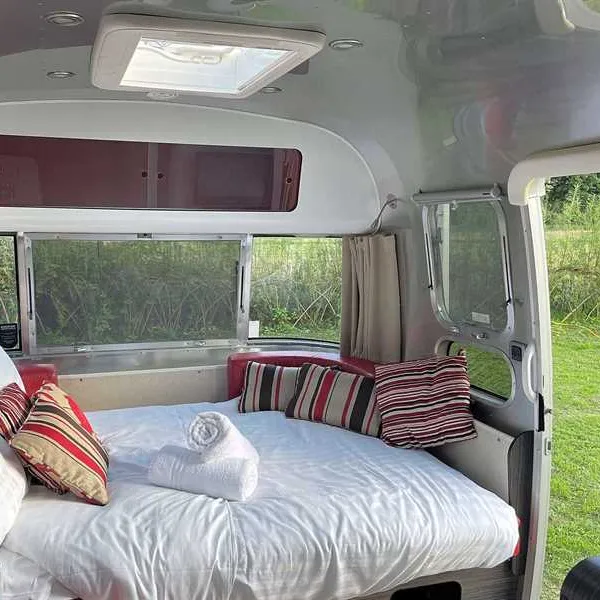 silver-airstream-glamping-chichester-t4drr
