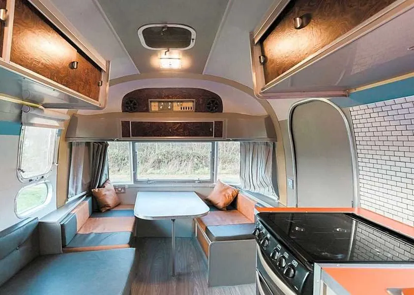 silver-airstream-glamping-chichester-vapoz