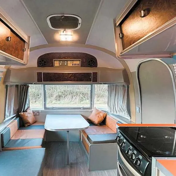 silver-airstream-glamping-chichester-vapoz