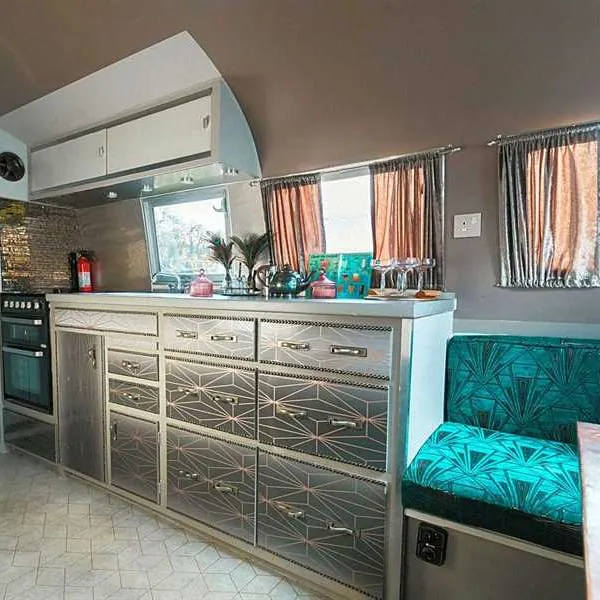 silver-airstream-glamping-chichester-vxgyn