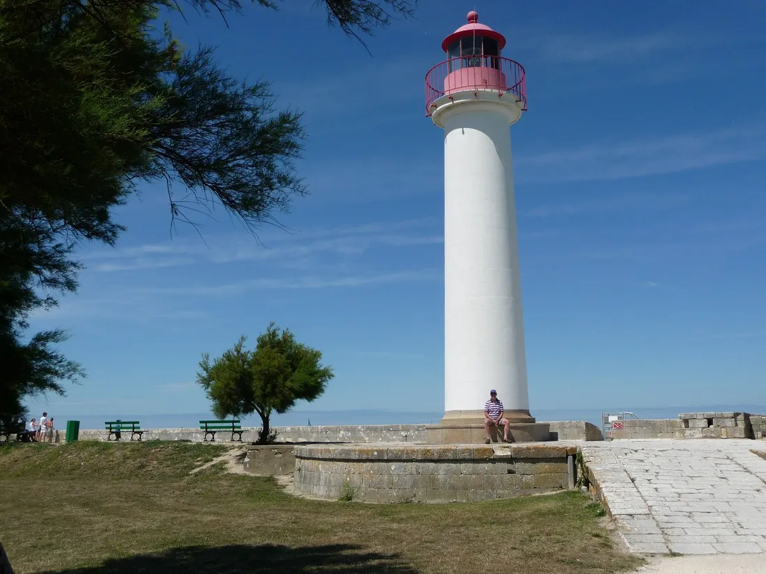 au-petit-port-de-l-houmeau-lhoumeau-charente-maritime-xlr5i