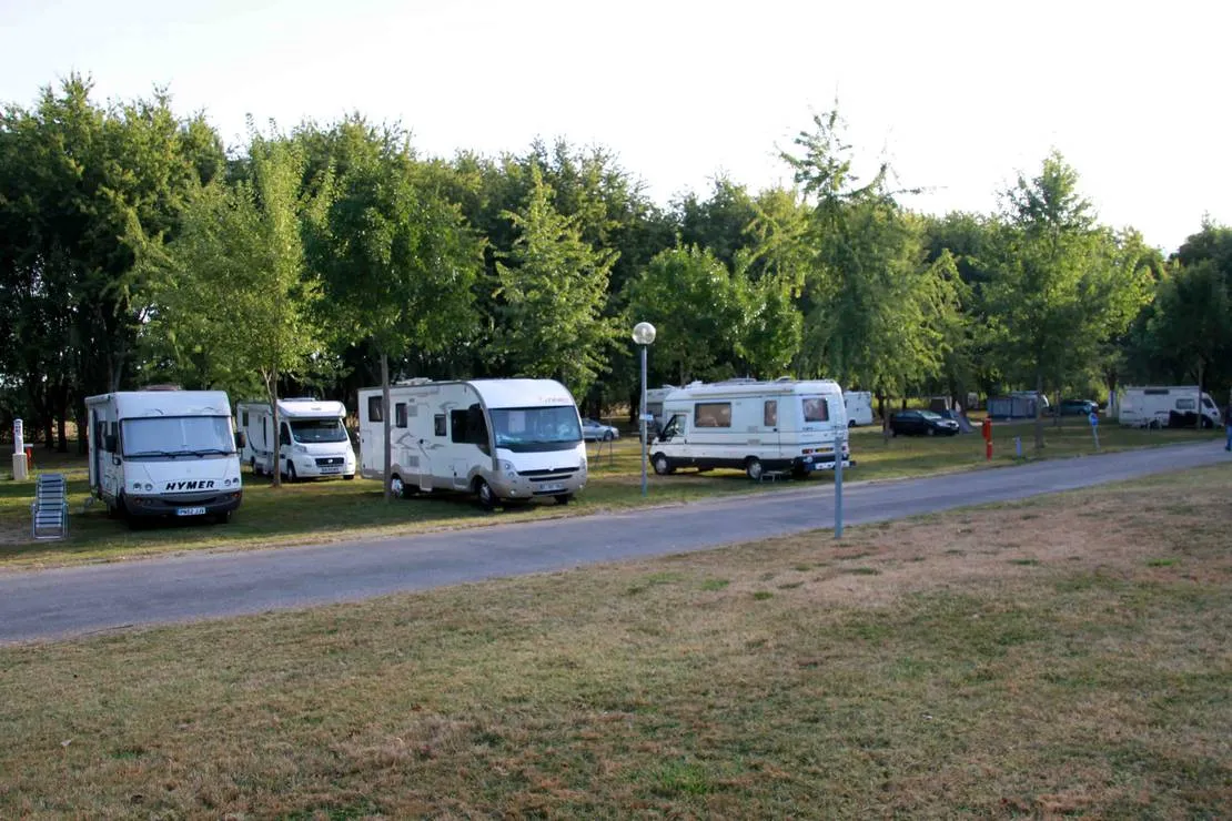 camping-au-fil-de-leau-saintes-bzv7r