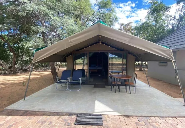 luxury-tents-at-kigeni-on-route-to-ellisras-rhenosterfontein-64ytq