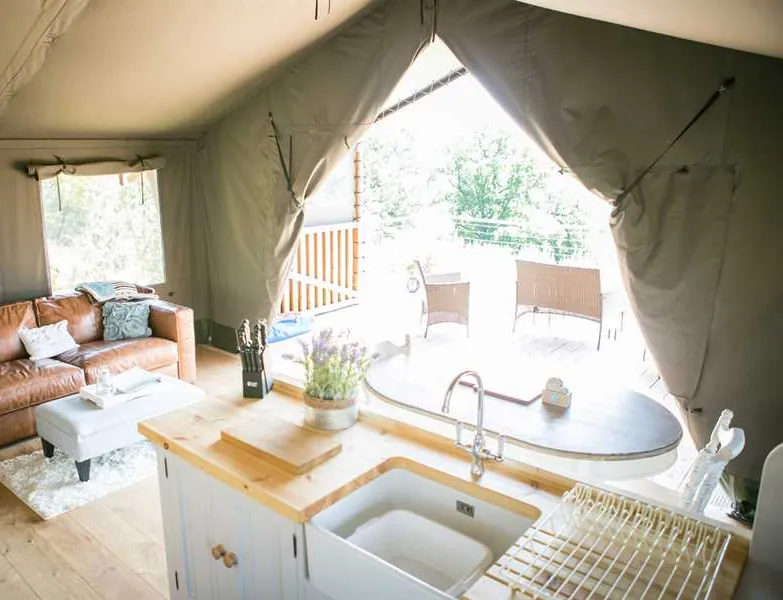 oaklands-glamping-and-treehouse-welshpool-aizec
