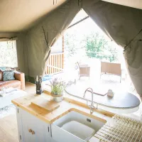 oaklands-glamping-and-treehouse-welshpool-aizec