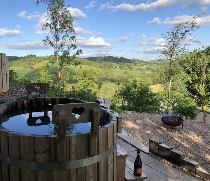 oaklands-glamping-and-treehouse-welshpool-dytpy