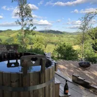 oaklands-glamping-and-treehouse-welshpool-dytpy