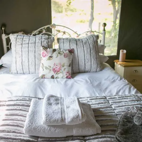 oaklands-glamping-and-treehouse-welshpool-hrre3